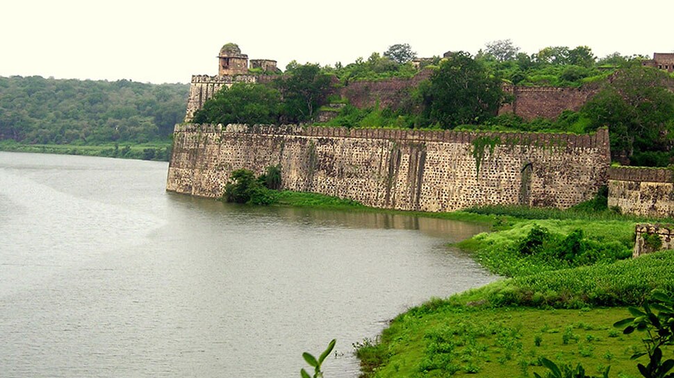 किले में बने हैं सैकड़ों सुरंगें और तहखाने Hundreds of tunnels and basements are built in fort