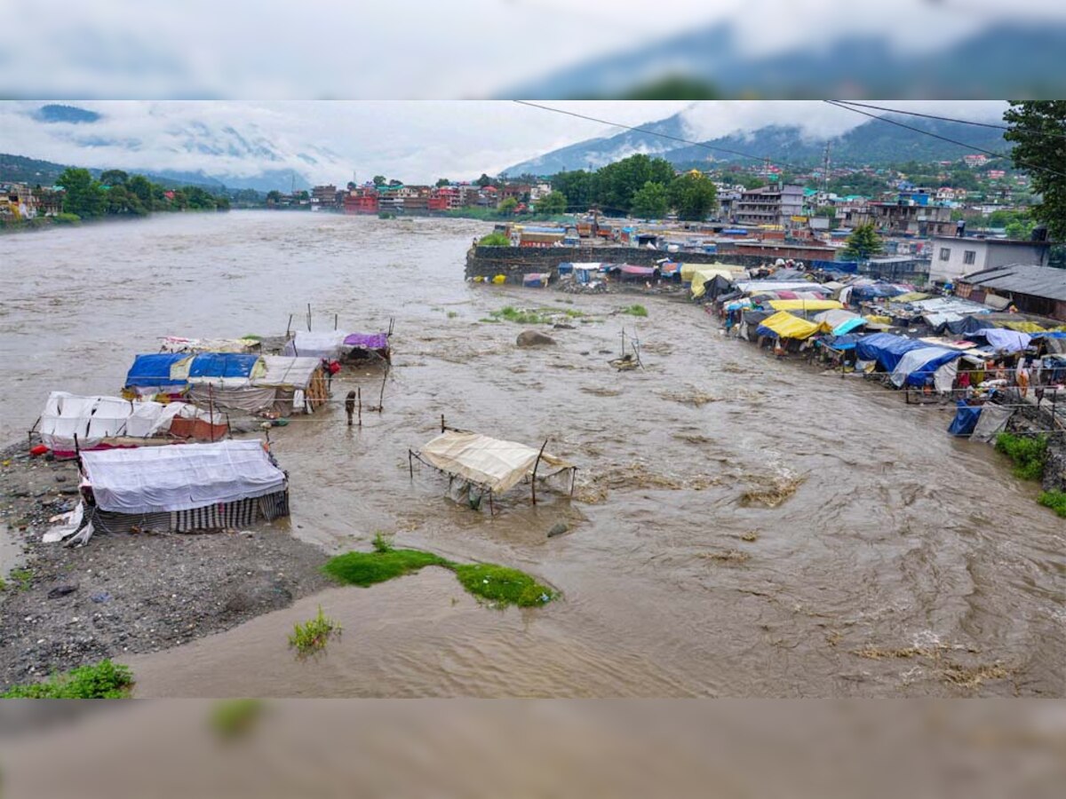 कुल्लू जिले में बाढ़ का नजारा 