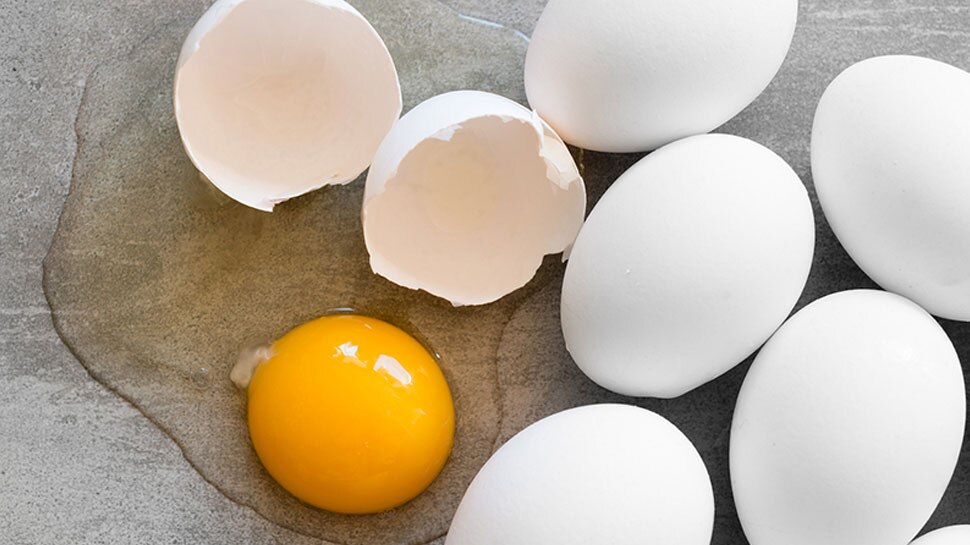 UP: अचानक नहर में बहकर आने लगे हजारों अंडे, लूटने के लिए मची होड़