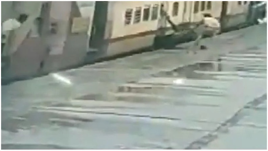 viral video of woman slipping from moving train rescued by rpf ...