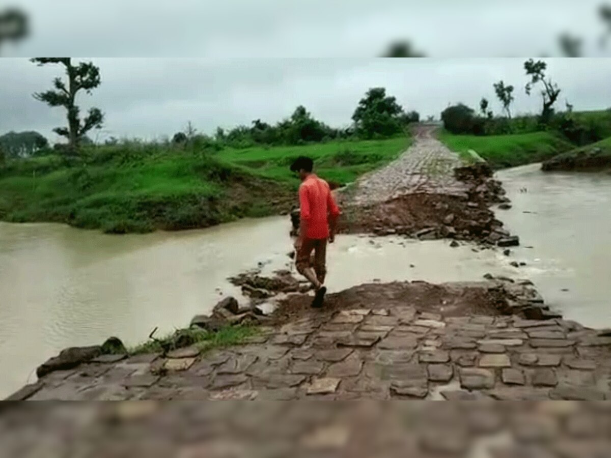 बारिश में इन क्षेत्रों के लोगों को भारी परेशानियों का सामना करना पड़ता है.