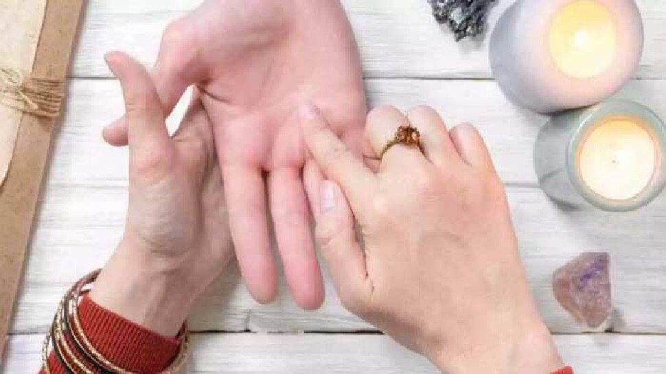 Palmistry: हथेली की रेखाएं और पर्वत हों ऐसे, तो पक्का मिलती है गवर्नमेंट जॉब