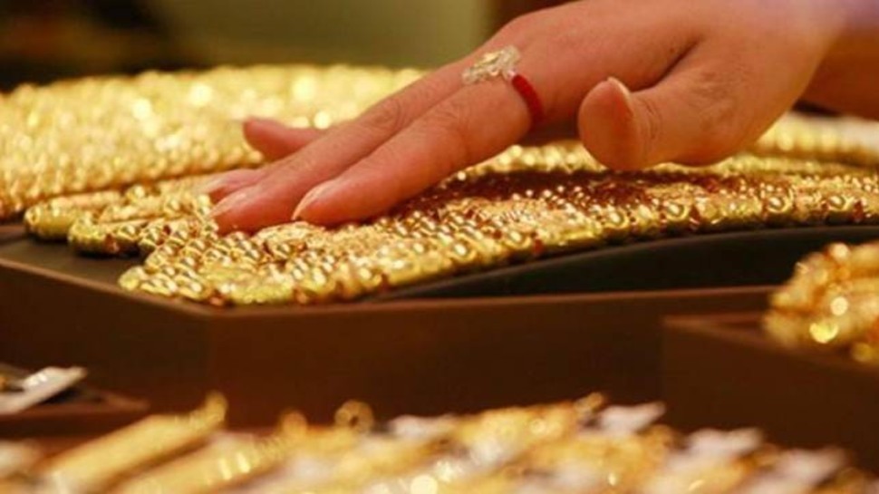 Gold Price Today, 02 August 2021: सोने की कीमतों में फिर आई गिरावट, 8300 रुपये मिल रहा है सस्ता! जानिए ताजा रेट
