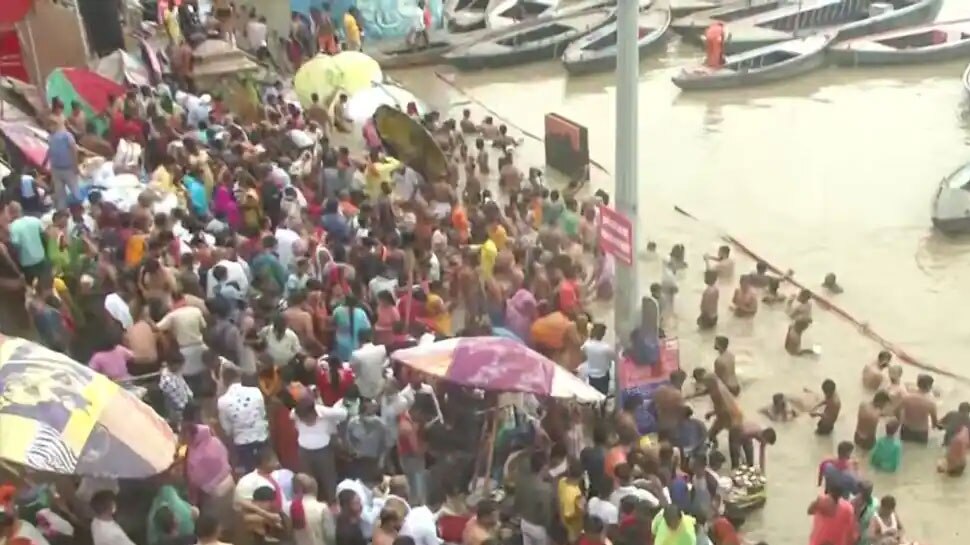 गंगा घाटों पर भारी भाड़ी Heavy crowd of devotees seen at Varanasi's Kashi Vishwanath Temple
