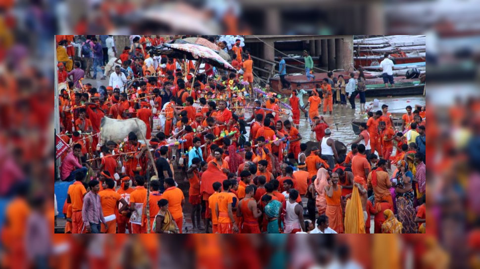 आस्था का संगम Devotees throng ghats near Kashi Vishwanath Temple