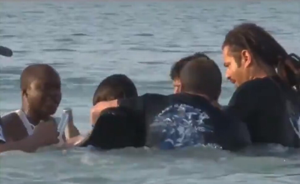 डूबते दोस्त को बचाने के लिए पानी उतर गए दुबई के Crown Prince, देखिए VIDEO