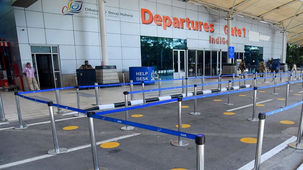 Mumbai Airport पर शिवसेना के कार्यकर्ताओं ने किया जमकर हंगामा, Adani Group का साइन बोर्ड भी तोड़ा