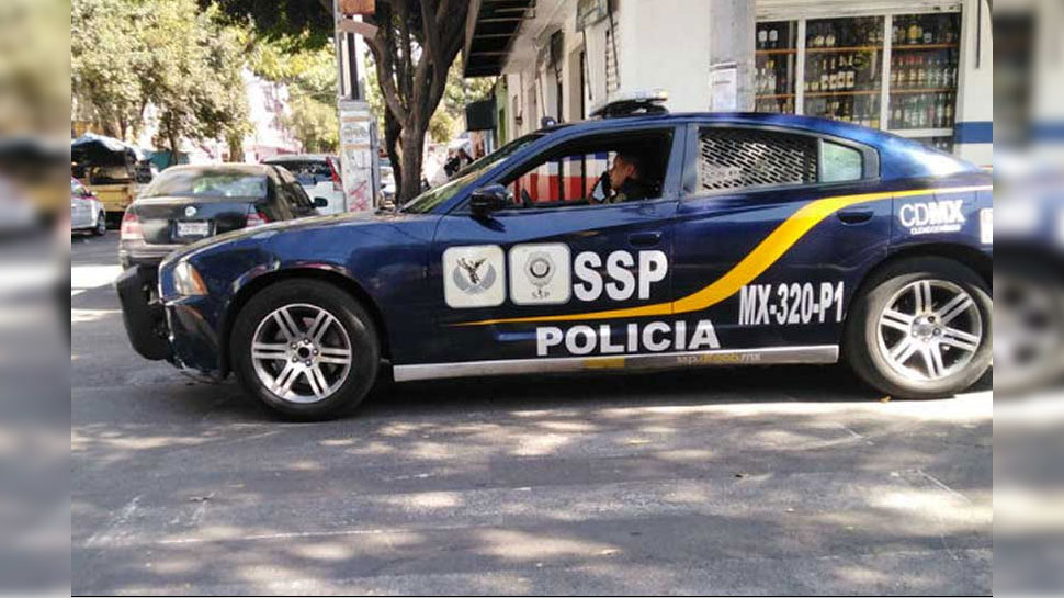 Mexico Police की वर्दी पर दाग, Public Place में गलत काम करने पर हुआ निलंबन