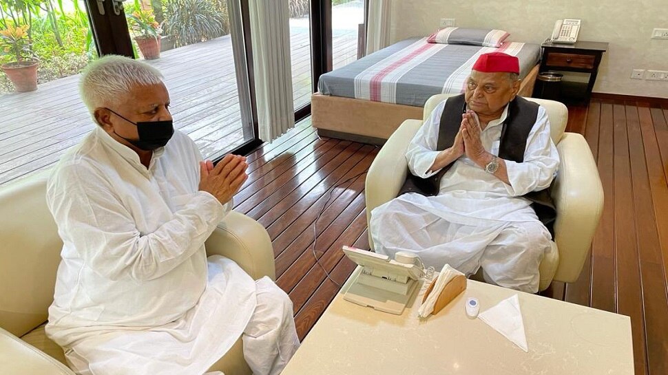 लालू यादव ने की मुलायम से मुलाकात, ट्वीट किया- देश को पूंजीवाद नहीं समाजवाद की जरूरत