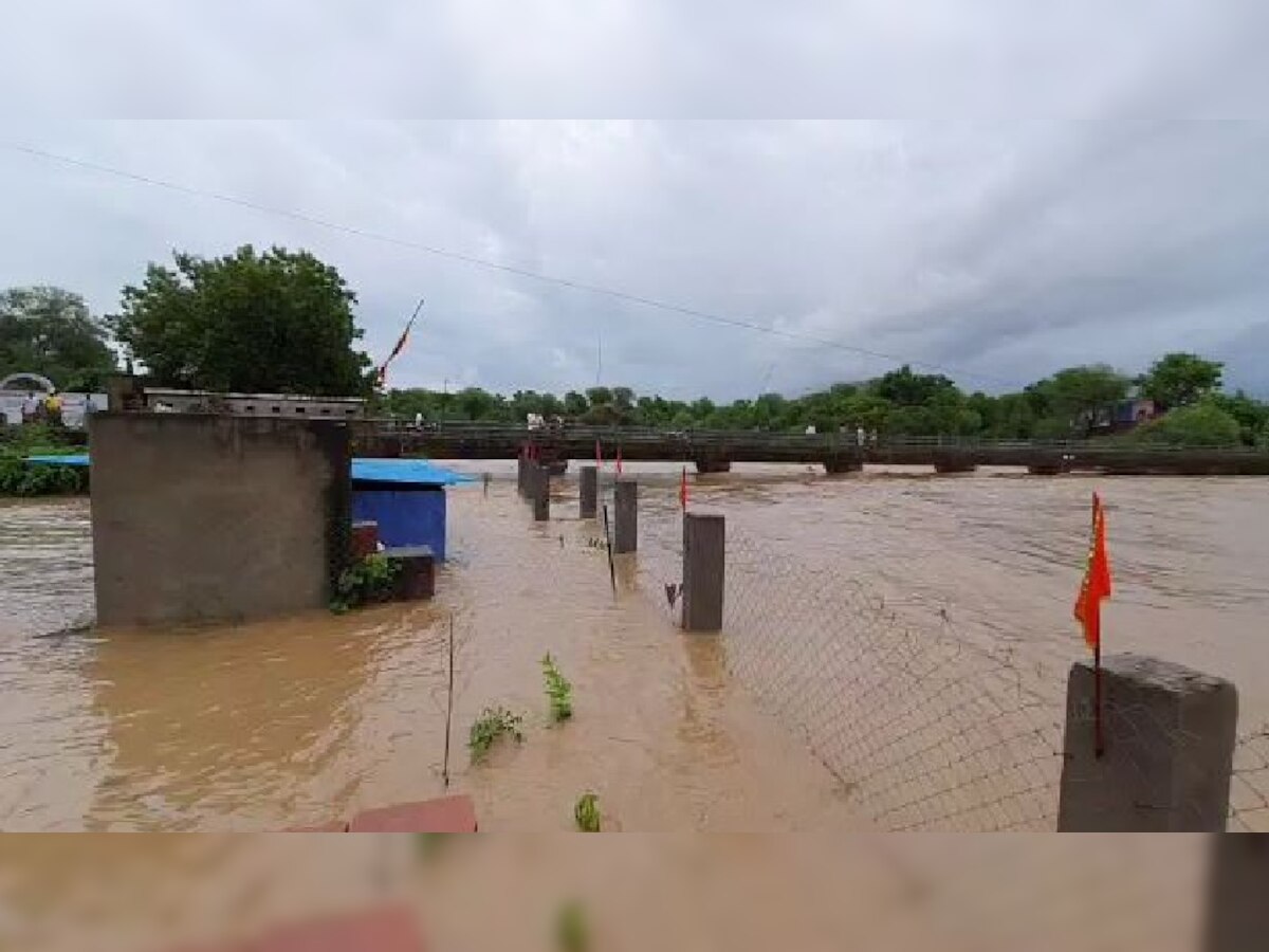 करौली जिले के कोर्ट परिसर, रेलवे रिजर्वेशन काउंटर से लेकर दुकान और घरों तक में पानी भर गया है.