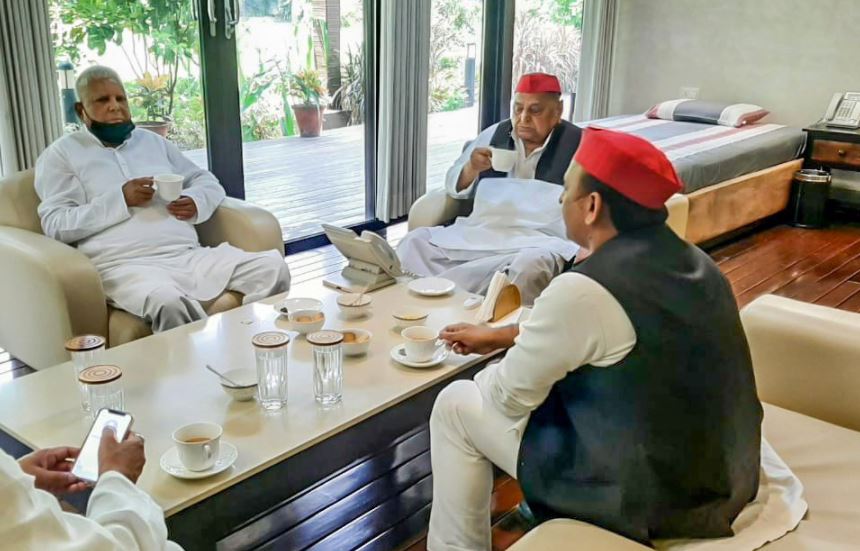 राजनीति में एक्टिव हुए लालू यादव! मुलायम के साथ की 'चाय पर चर्चा'