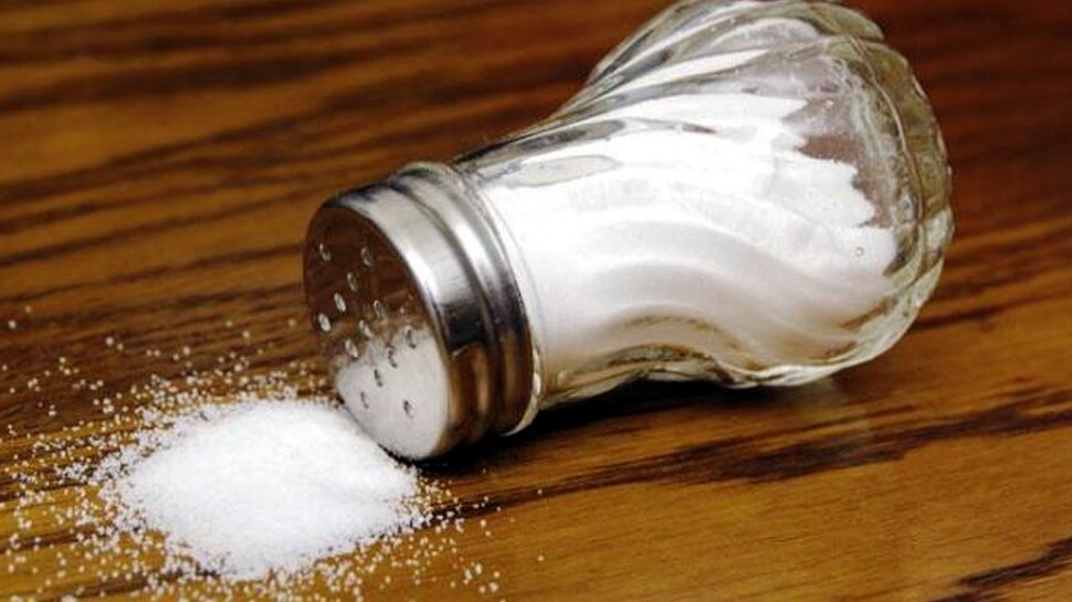 कम Salt खाने से भी आप हो सकते हैं इन बीमारियों के शिकार, पढ़ें Special Report