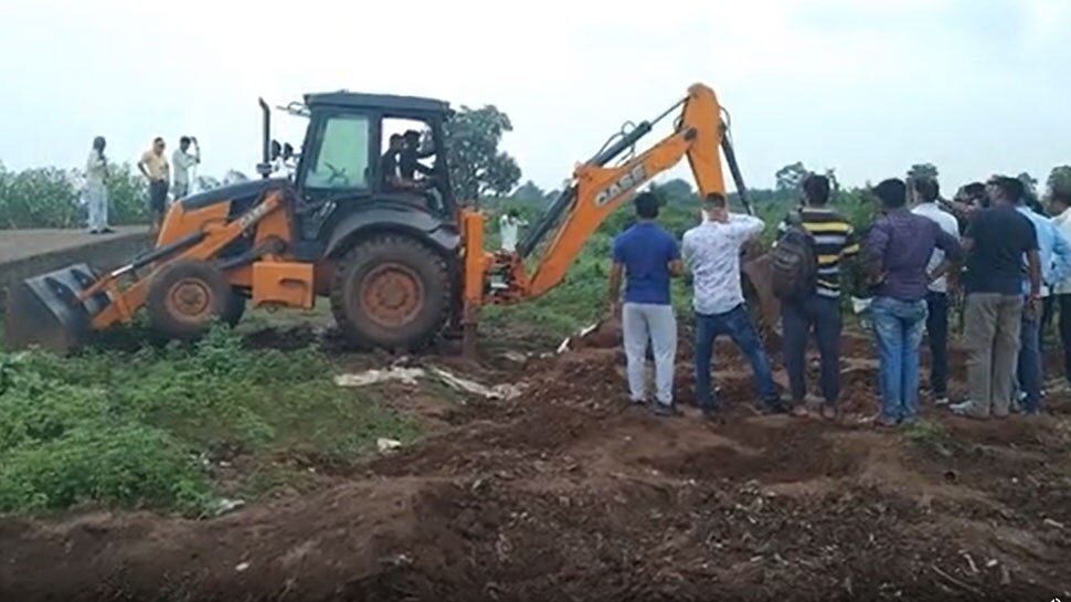 श्मशान घाट में मिला अवैध शराब का जखीरा, जेसीबी से खोदकर निकाली गईं बियर-शराब की बोतलें