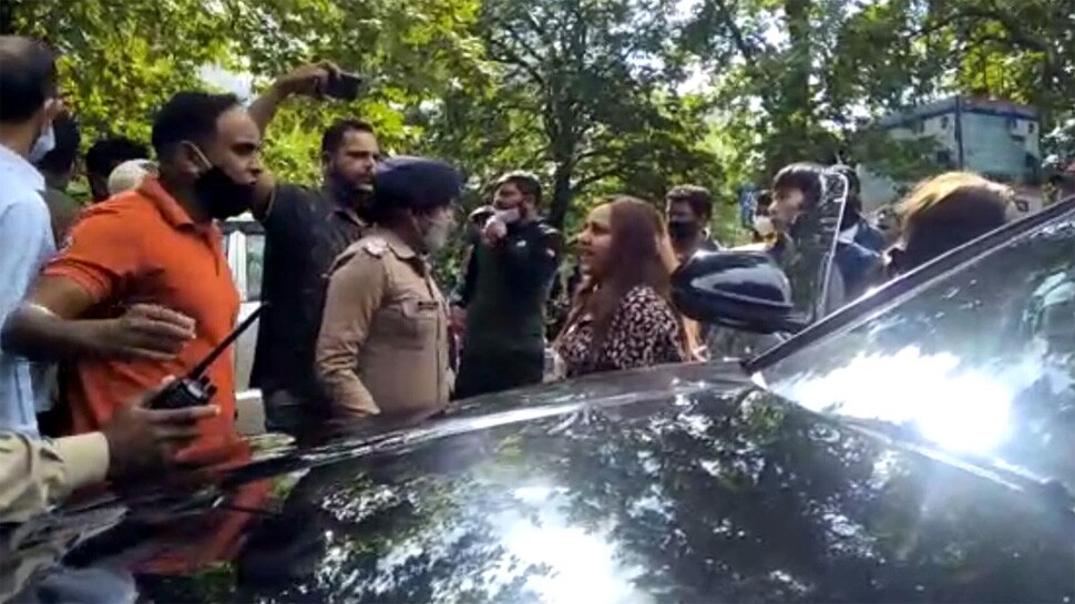 क्या है पूरा मामला? Woman scuffled with Police