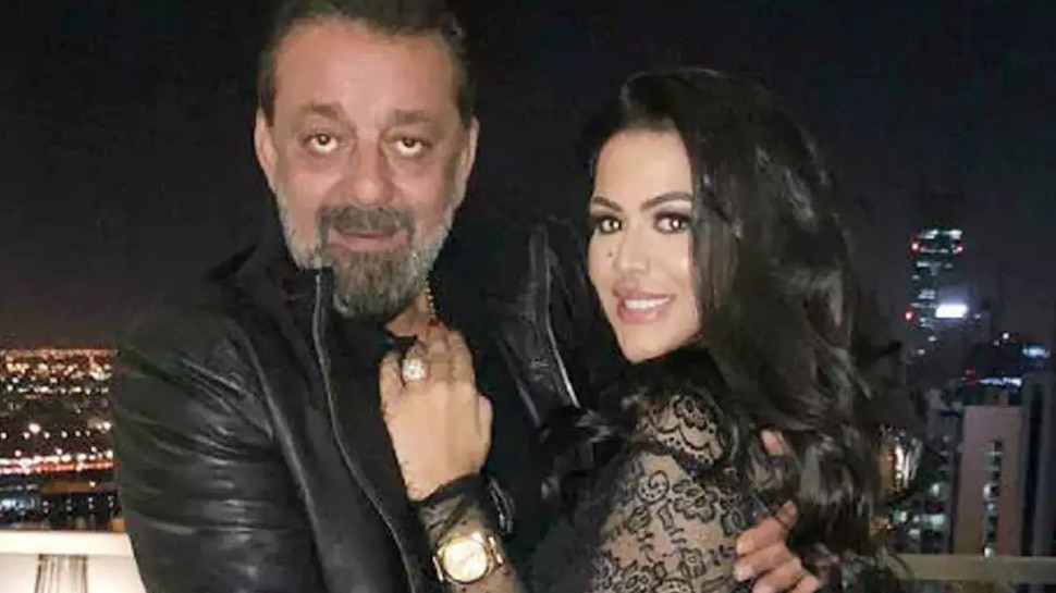 Sanjay Dutt की बेटी Trishala Dutt ने शेयर की बेहद ग्लैमरस फोटो, समंदर किनारे दिखाई अदाएं