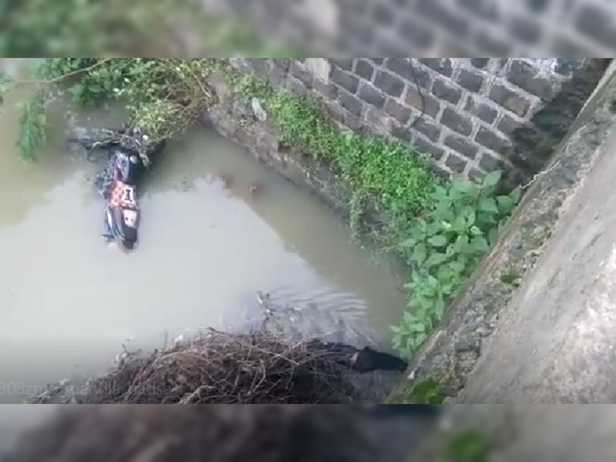  दर्दनाक हादसा: 25 फीट गहरी खाई में जा गिरे बाइक सवार तीन लोग, हुई मौत