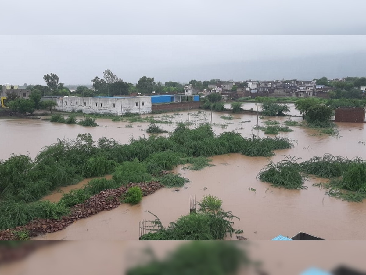 भारी बारिश के कारण डूबा शहर.