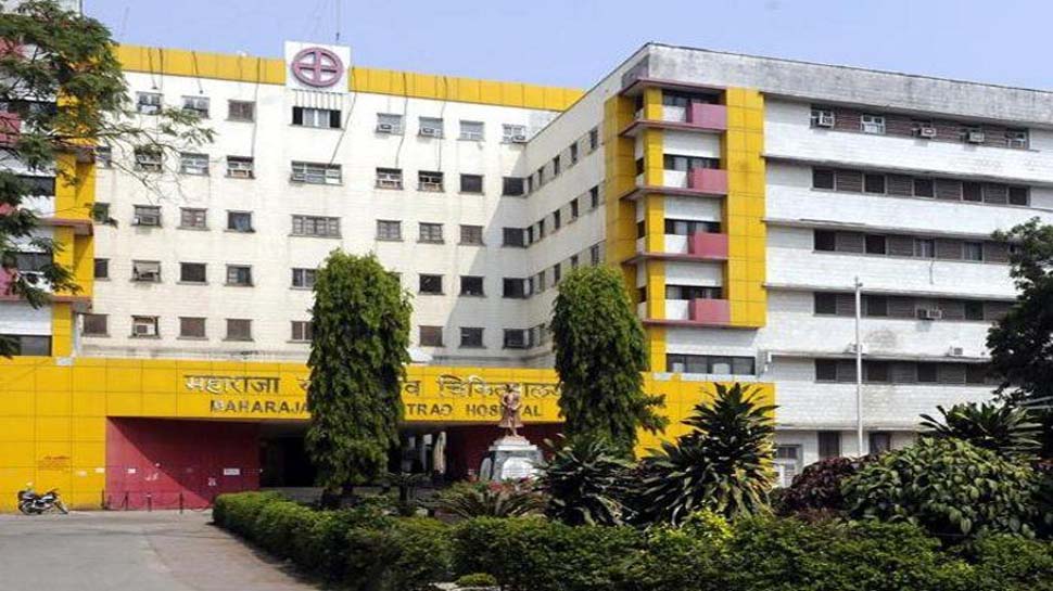 इंदौर के सरकारी अस्पताल में महिला मरीज के साथ असमतदरी, सोशल मीडिया पर मामले का खुलासा