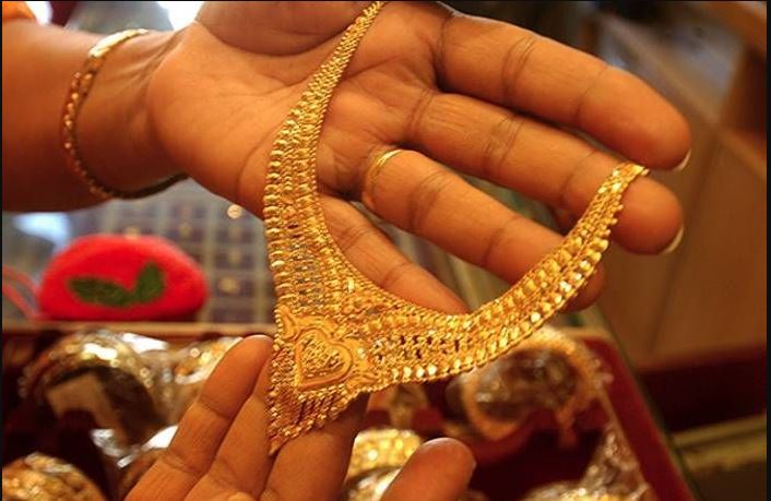 Gold Price: तेजी से गिर रहा है सोने का दाम, रिकॉर्ड कीमत से 8500 रुपये तक हुआ सस्ता