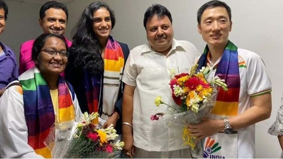 मेडल लेकर वतन लौटीं PV Sindhu, एयरपोर्ट पर ढोल-नगाड़ों के साथ हुआ जोरदार स्वागत, देखिए Video