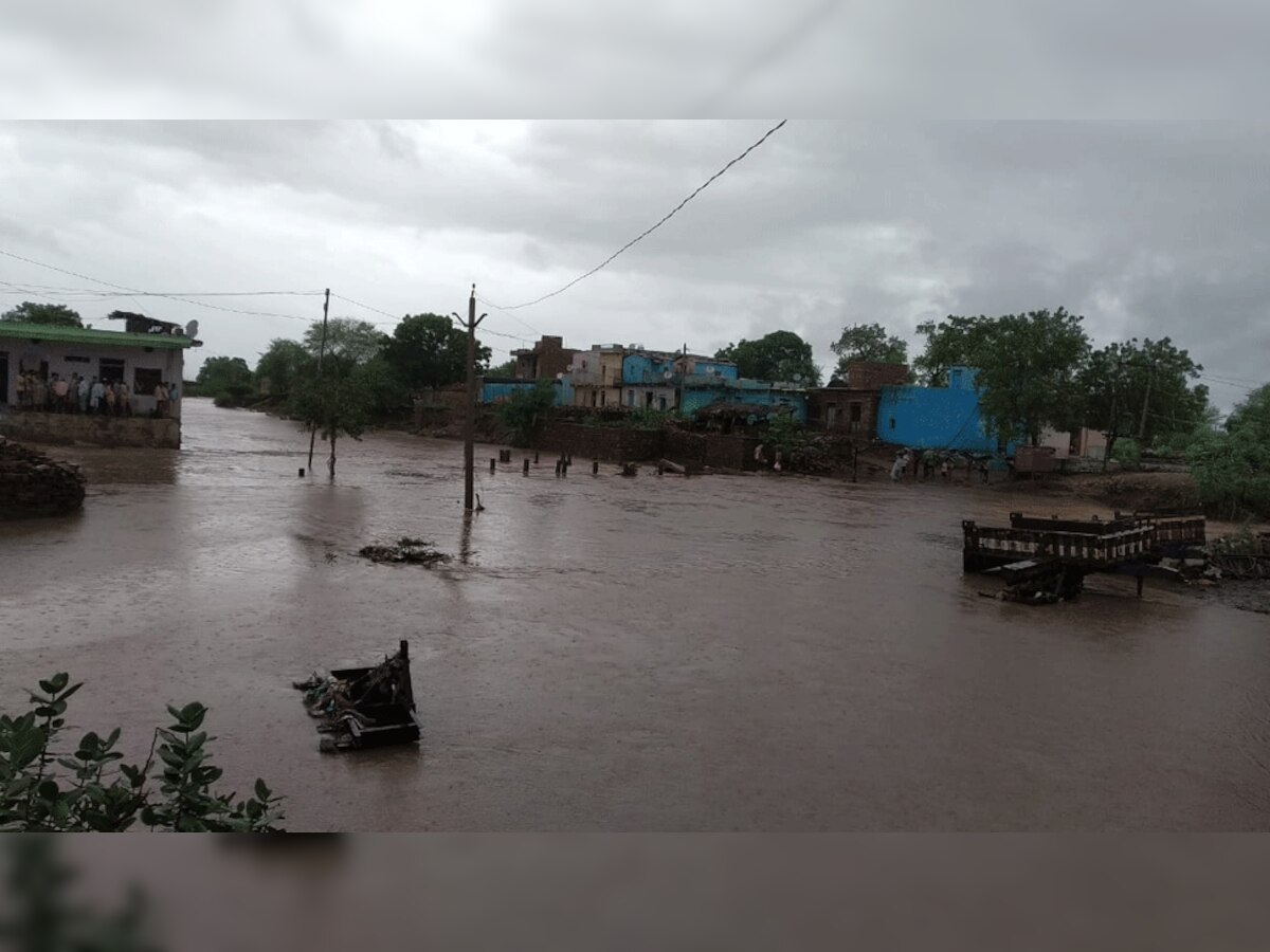 बाढ़ में फंसे लोगों के रेस्क्यू के लिए एसडीआरएफ की तीन और एनडीआरएफ की एक टीम बारां पहुंची है.