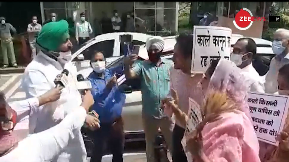 VIDEO: जब कृषि कानूनों पर कांग्रेस सांसद से भिड़ गईं हरसिमरत कौर, संसद के बाहर जमकर हुआ हंगामा