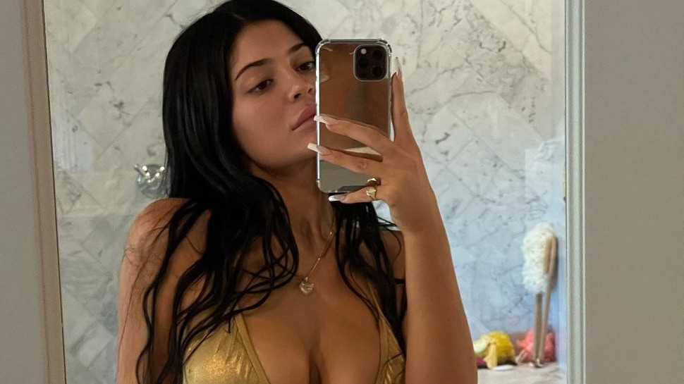 Kylie Jenner ने टॉपलेस होकर उड़ाए फैंस के होश, लोग बोले- गोल्डेन गर्ल