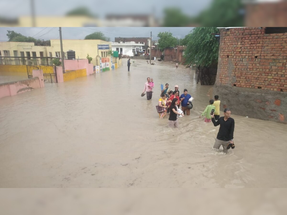 जहां भी नजर जाती है सिर्फ पानी का भयावह होता मंजर नजर आता है. 