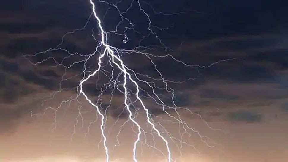 बिजली गिरने से हर साल होती है सैकड़ों लोगों की मौत Lightning kills hundreds of people every year in bangladesh