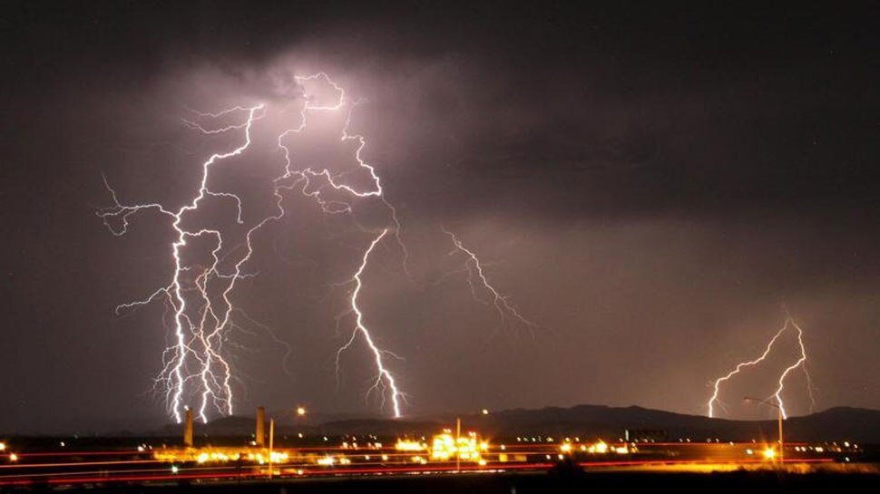 घायलों का इलाज अस्पताल में जारी lightning strikes at wedding party in Bangladesh 14 injured