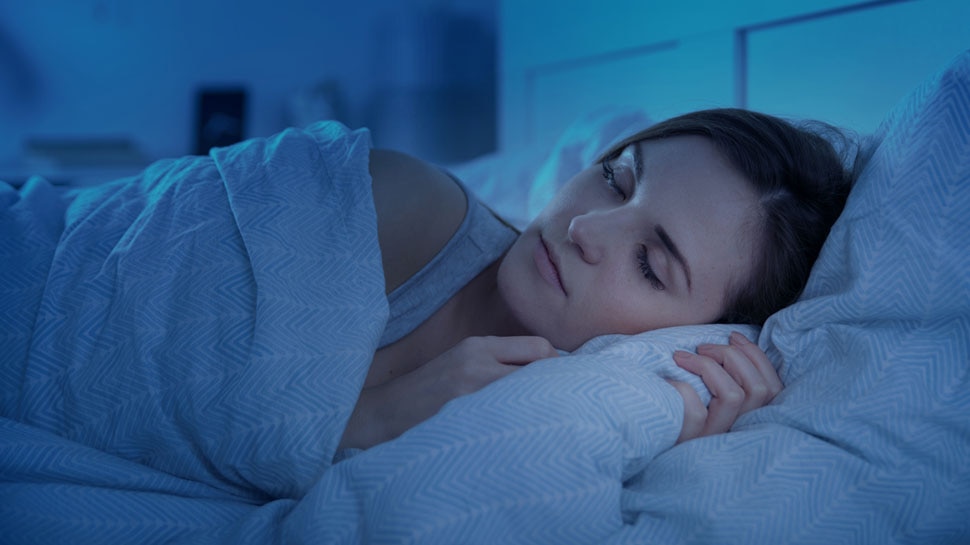 Vastu Tips: सोते समय इन चीजों को भूलकर भी न रखें सिरहाने, संकट को देती हैं निमंत्रण