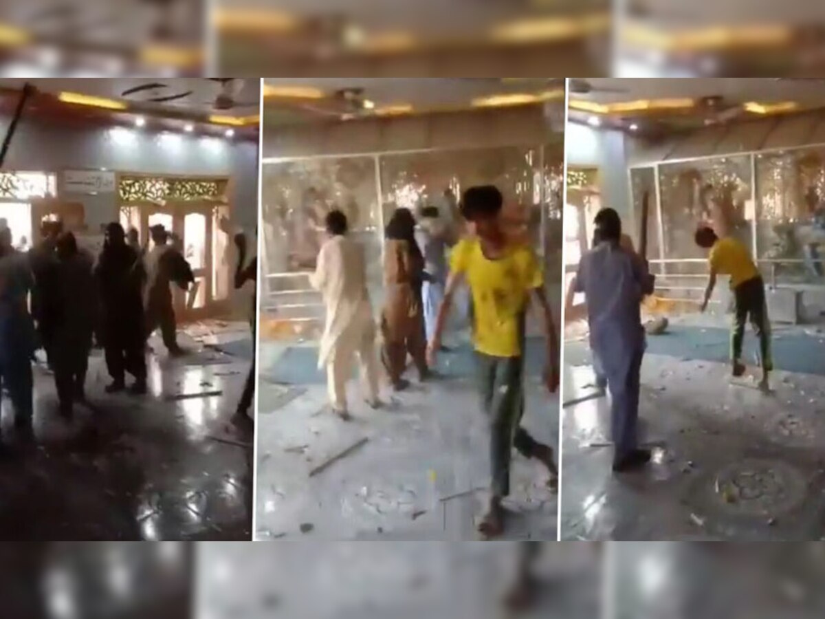 पाकिस्तान में बुधवार शाम मंदिर तोड़ते कट्टरपंथी
