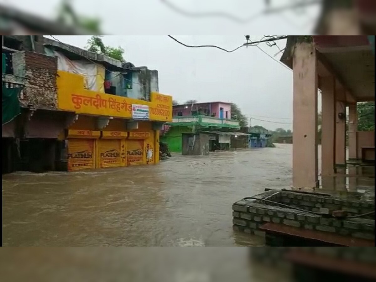 सारोला क्षेत्र के तो कुछ गांव टापू में तब्दील हो गए और आवागमन पूरी तरह से अवरुद्ध हो गया है.