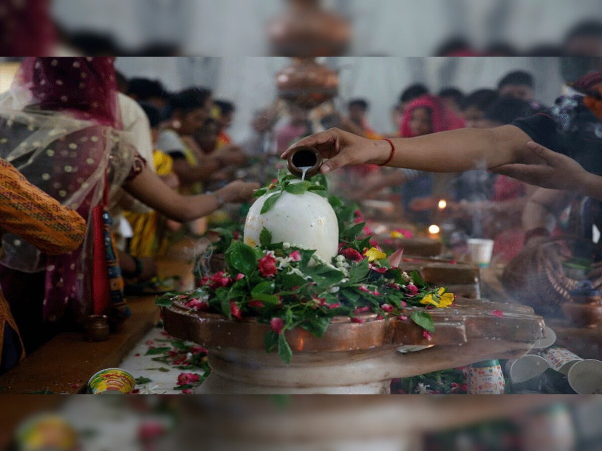 सावन शिवरात्रि पर सुबह 4 बजे से दिखा श्रद्धालुओं का तांता, फूलों और रंगीन लाइट से सजाया गया मंदिर