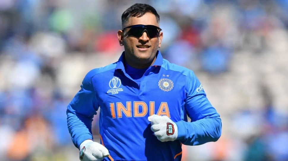 MS Dhoni के Twitter अंकाउट से हटा 'ब्लू टिक', फैंस ने जमकर निकाला गुस्सा