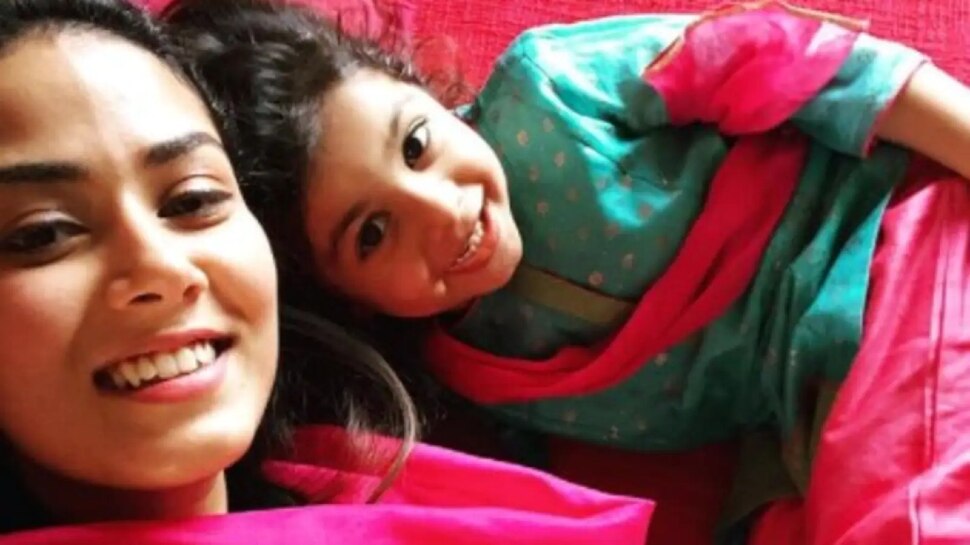 Mira Rajput का मेकअप करने को आगे आईं नन्हीं मीशा, छोटी-छोटी उंगलियों से यूं रंगी मम्मी की आंखें