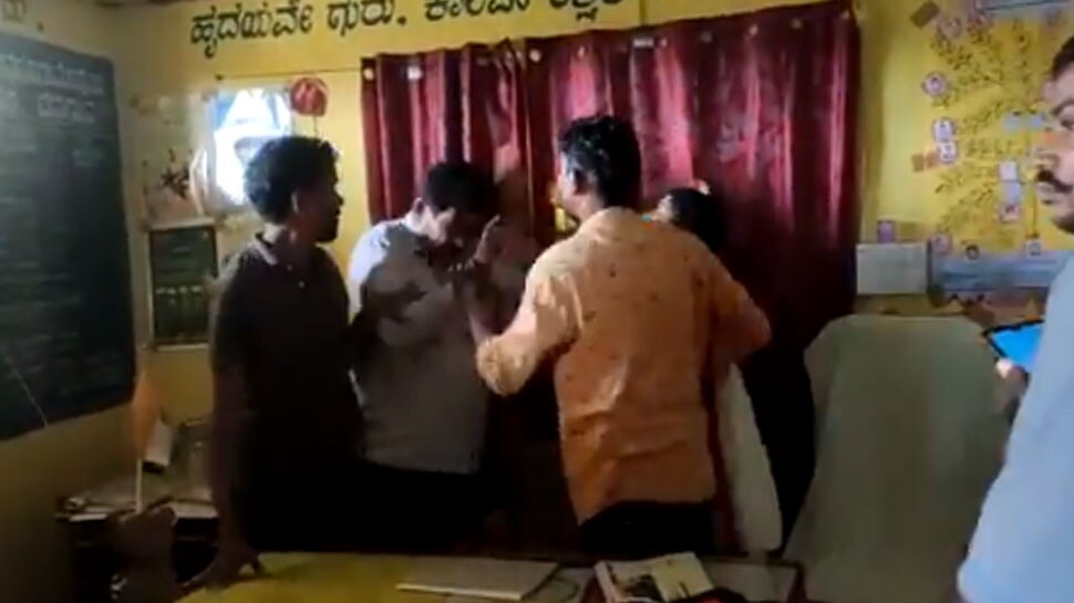 Karnataka: Nurse को अश्लील तस्वीरें भेजने वाले Headmaster की हुई पिटाई, Video वायरल