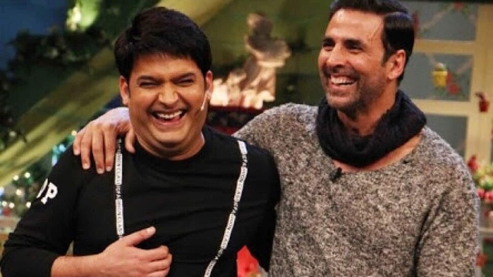 Akshay Kumar Touches Kapil Sharma Leg For His Movie 'Bell Bottom', First photo from the Set of The Kapil Sharma Show gone viral | Bellbottom के लिए Akshay Kumar ने छुए Kapil Sharma के पैर, शो की पहली तस्वीर ने मचाया धमाल - Vimarsana News