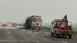 बस और ट्रक की टक्कर में उड़े परखच्चे, एक की मौत, कई घायल, शव काटकर निकालना पड़ा बाहर