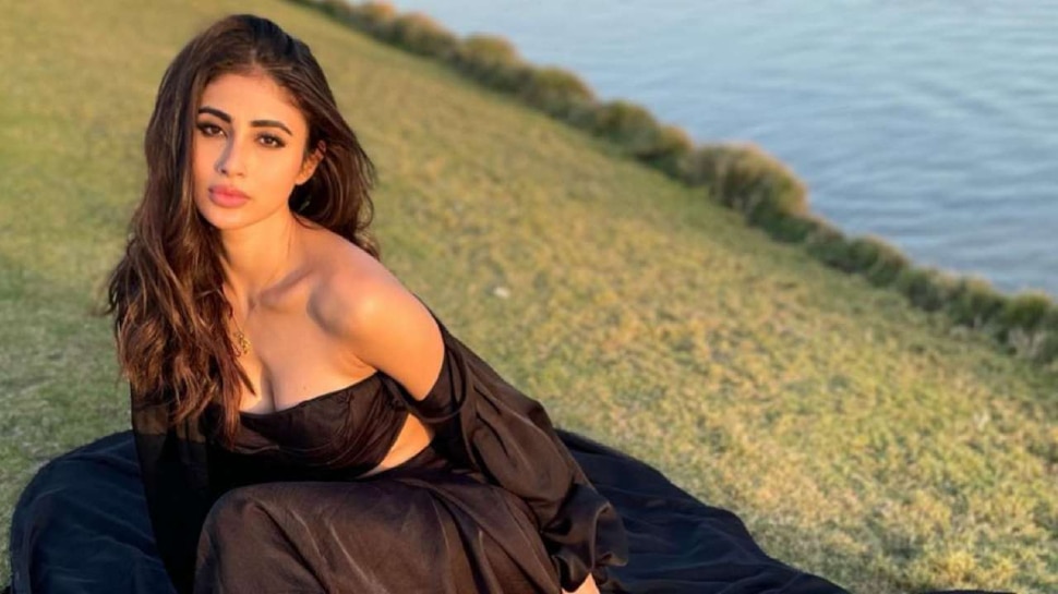 Mouni Roy ने पहनी बिकिनी पहनकर पूल किनारे दिया पोज, फैंस को पसंद आया अंदाज