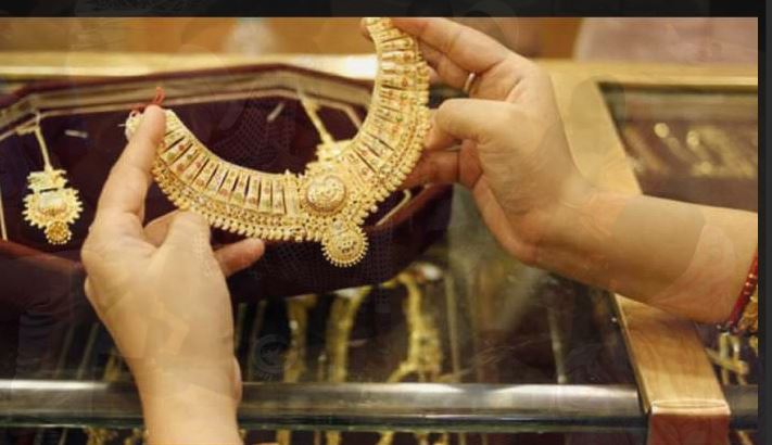 Gold Price: सोने की कीमत में भारी गिरावट, रिकॉर्ड कीमत से 10 हजार रुपये सस्ता हुआ गोल्ड