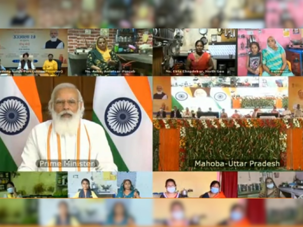 Ujjwala Yojana 2.0: UP के 1 करोड़ परिवारों को मिलेगी धुएं से निजात, PM Modi कर रहे लाभार्थियों से बात