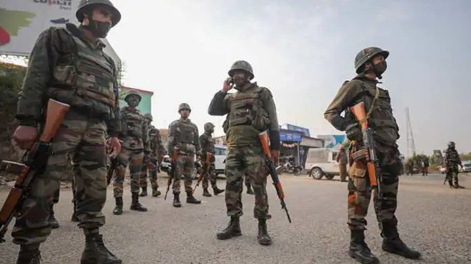 Jammu Kashmir: आतंकियों ने Srinagar में सुरक्षाबलों पर फेंका हैंड ग्रेनेड, 9 जवान हुए घायल