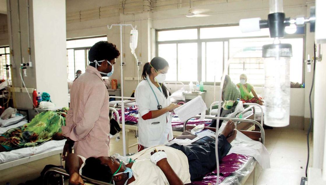 कोरोना के बीच दिल्ली-NCR में बढ़ा Viral Fever का खतरा, अस्पतालों में लगी भीड़