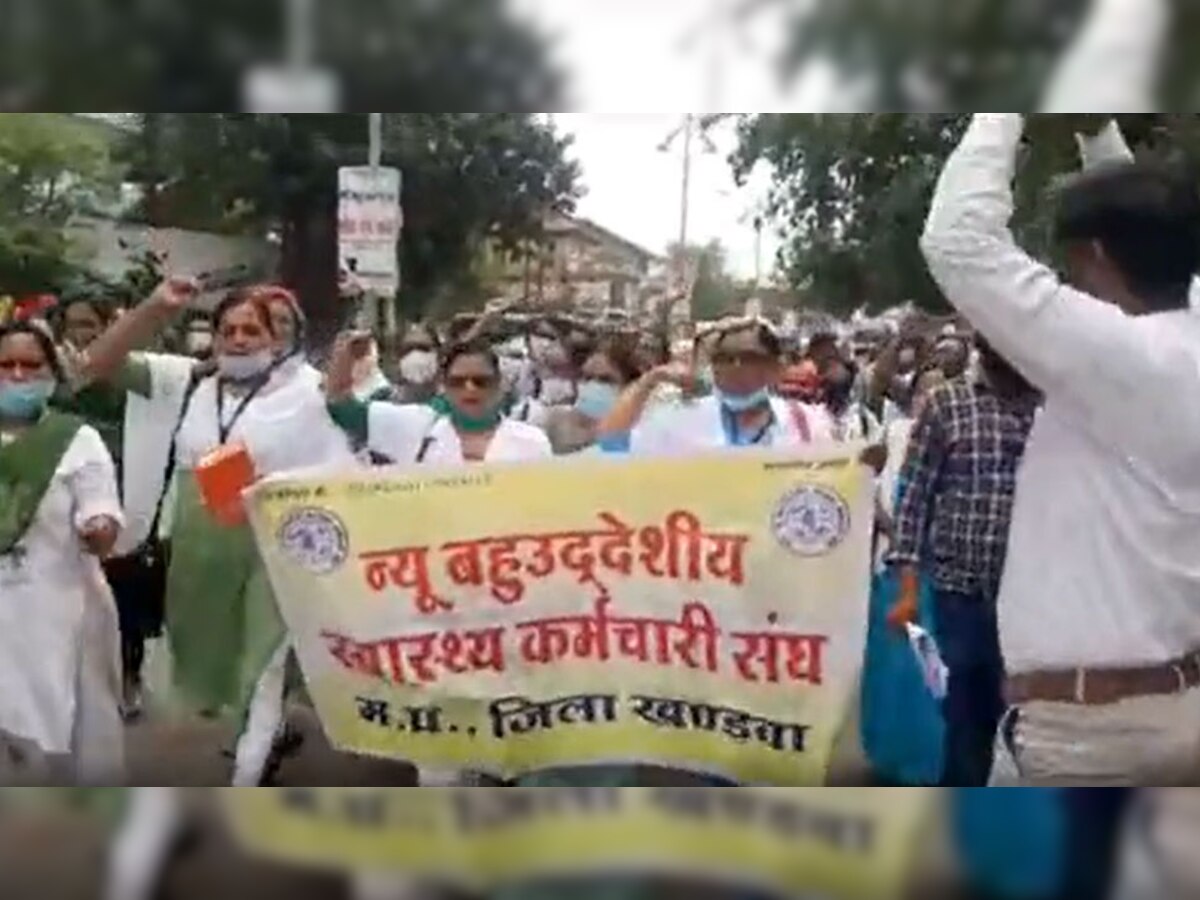 सरकारी ऐप में एरर से कट जाती थी सैलरी, टैबलेट वापस करने पहुंचे स्वास्थ्यकर्मी