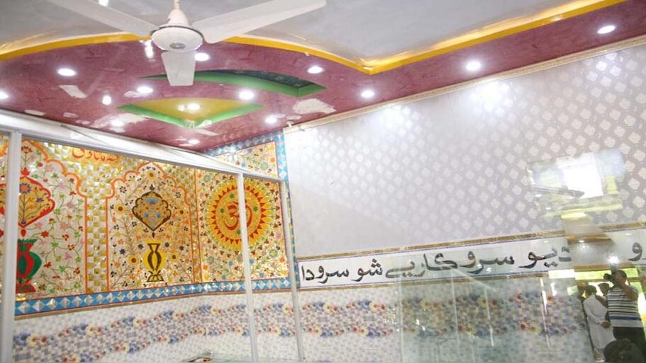 पाकिस्तान में जिस मंदिर को कट्टरपंथियों ने तोड़ा था, मरम्मत के बाद हिंदू समुदाय को सौंपा गया 