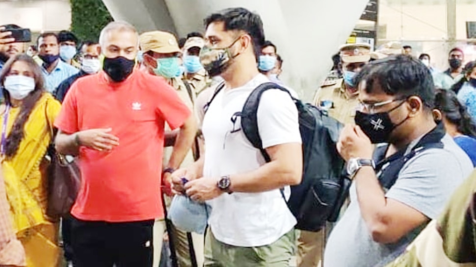 IPL से पहले धोनी ने मारी ऐसी धांसू एंट्री, सोशल मीडिया पर Viral हो रहा ये Video