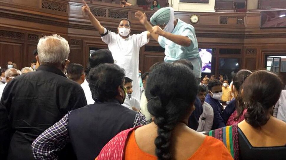 Rajya Sabha में टेबल पर चढ़कर विपक्षी सांसदों का हंगामा, हो सकता है एक्शन