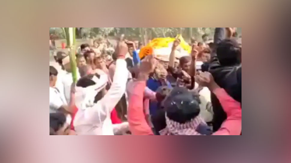 Bihar: ऑर्केस्ट्रा के साथ धूमधाम से निकली Shav Yatra, नाचते गाते श्मशान घाट पहुंचे लोग
