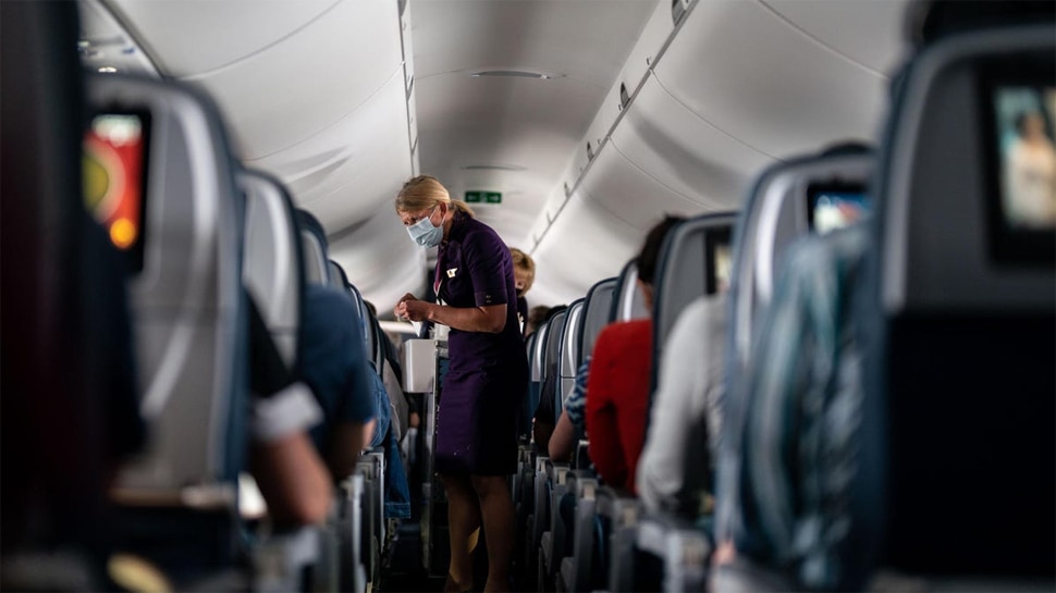 Flight में कुर्सी की Fight: मां-बेटी ने जमकर मचाया हंगामा, Passengers को दी धमकी; एक घंटा देरी से उड़ सका विमान